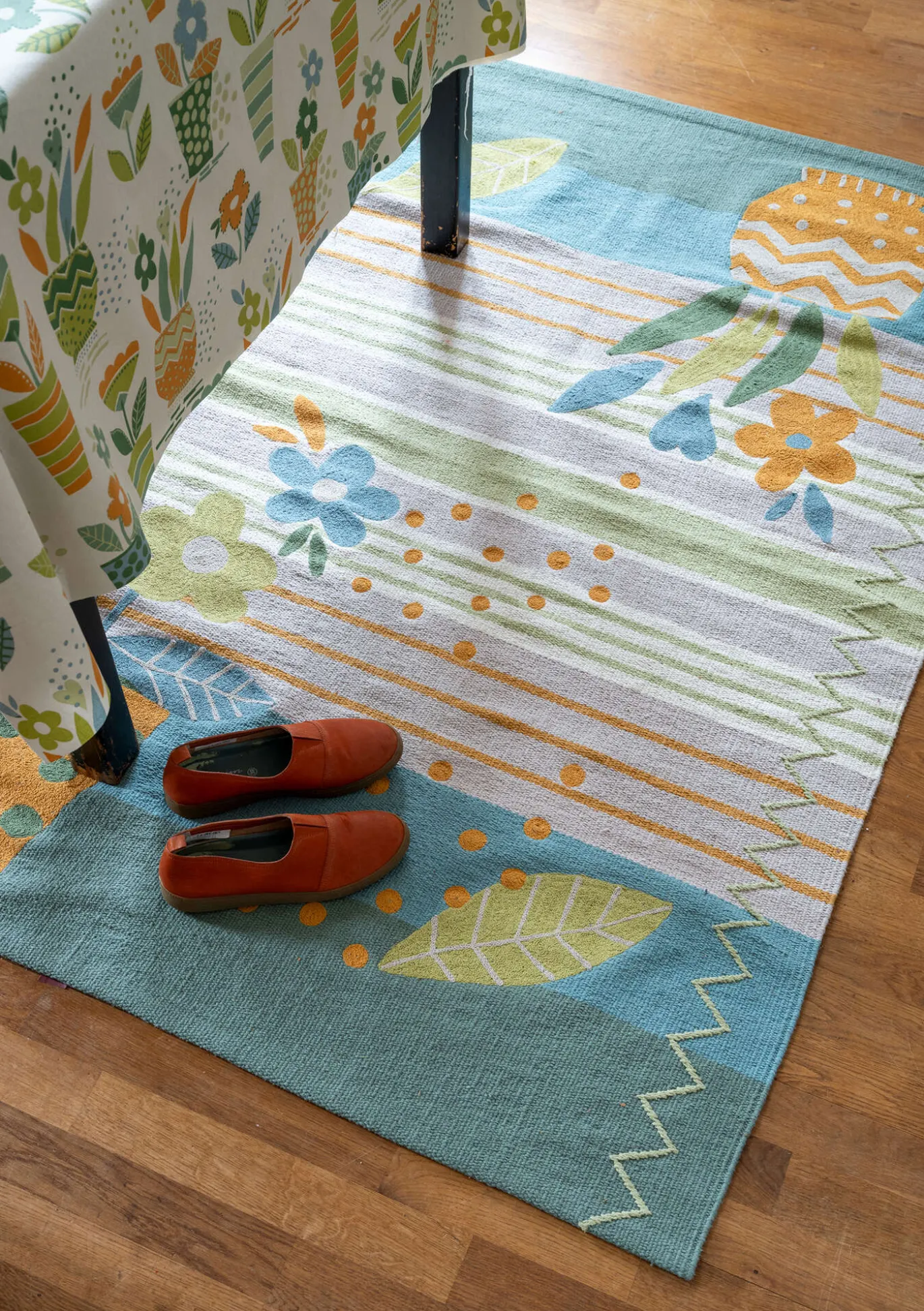 Bestickter Teppich „Flower bed“ aus Bio-Baumwolle