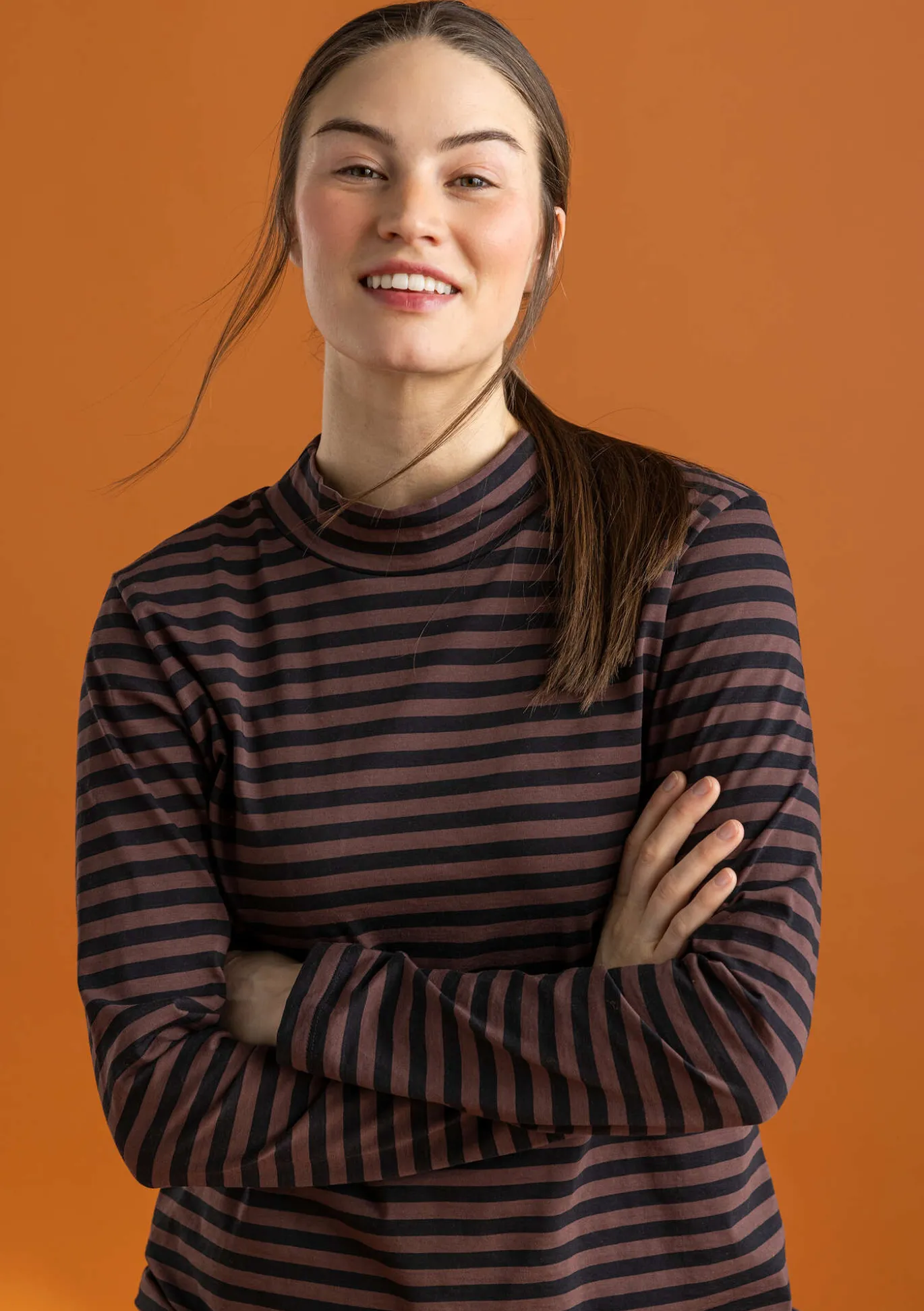 Gestreiftes Stehkragenshirt aus Bio-Baumwolle